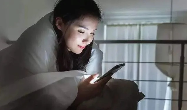 揭秘，想偷看女友聊天记录？这些方法千万别试！