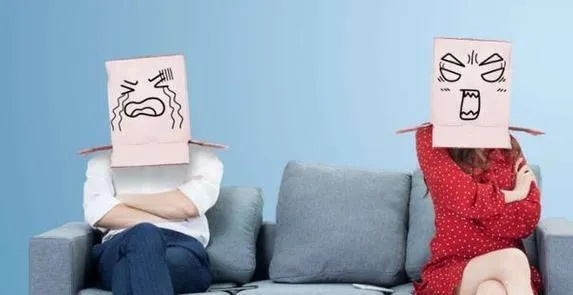 如何正确看待并解决夫妻间的信任危机，沟通技巧与合法建议