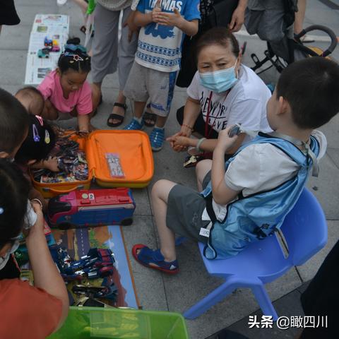广场上的人，如何通过不同工作方式赚钱？