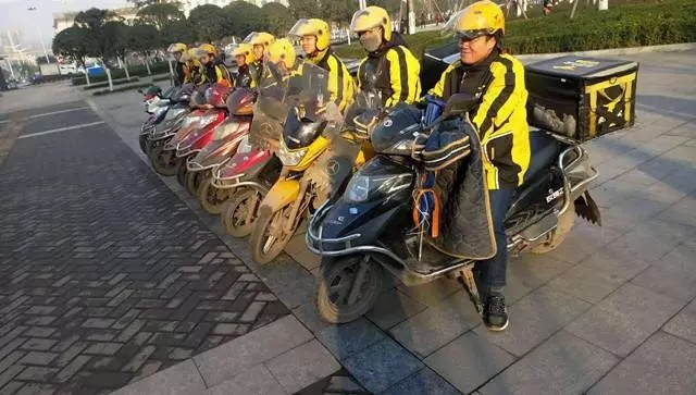 外卖小哥在镇上怎么赚钱？且看这里一探究竟