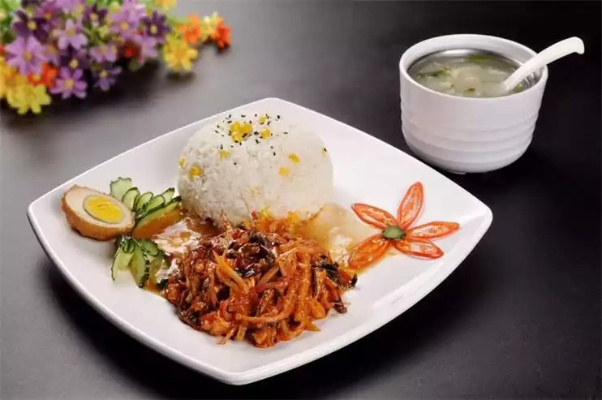 学生做什么饭最赚钱最快，餐饮创业的新思路与案例分析