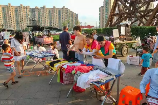 摆小摊做什么生意赚钱呢？从实例与市场趋势看摆摊经济
