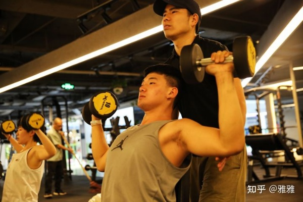 做什么兼职卖肌肉赚钱多？健身教练、线上健身内容与实体兼职大解析