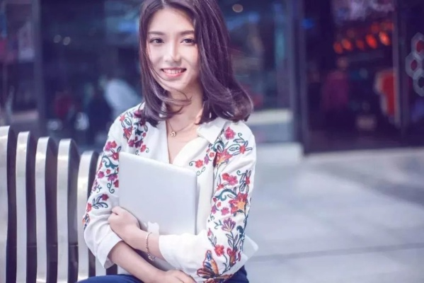 美女靠哪些方式赚钱？深入了解行业内的多种途径与案例