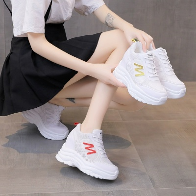 女性运动休闲鞋的时尚与健康