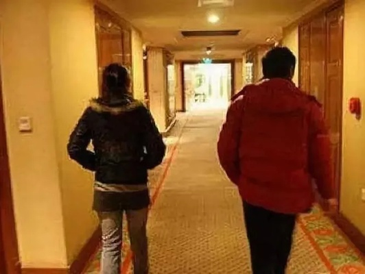 男子查老婆开房记录，背后的真相与法律边界