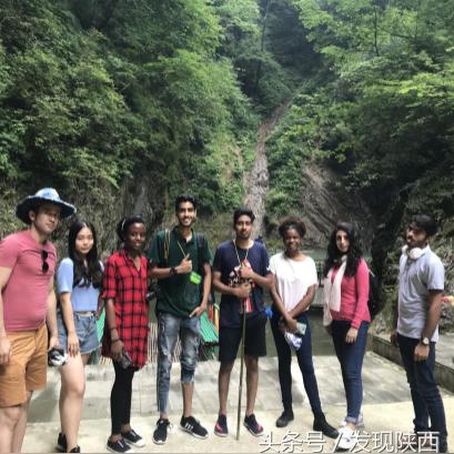 山峰标志户外品牌，探险与自然的完美结合
