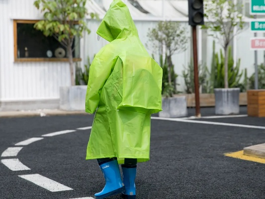 探索世界户外品牌雨衣的多样性与实用性