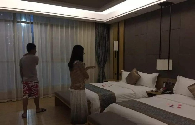 情侣互查酒店入住记录，理解与信任的小插曲