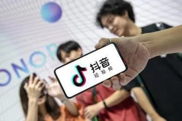 揭秘抖音月付提现背后的神秘团队，他们是如何让钱飞到你手中的？