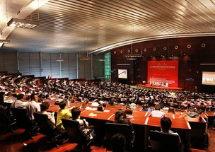 三十岁创业企业家风采，激情、智慧与勇气的结合