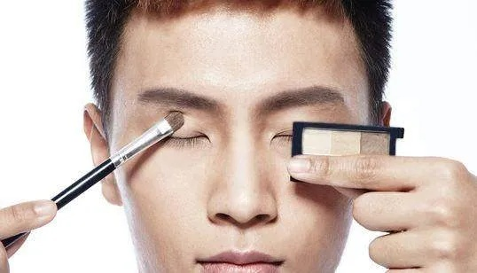 打造男士魅力妆容，化妆品品牌男生易懂指南