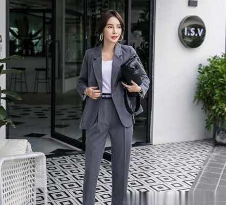 品牌女西装修身，打造职场精英形象