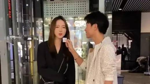 街头采访女生汽车品牌，了解她们的座驾偏好
