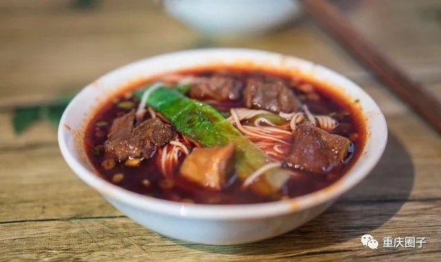 羊小咩便荔卡套出来重庆当面，一场别开生面的美食之旅