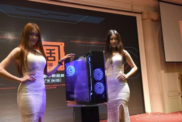 电脑机箱品牌连衣裙，创新与传统的融合