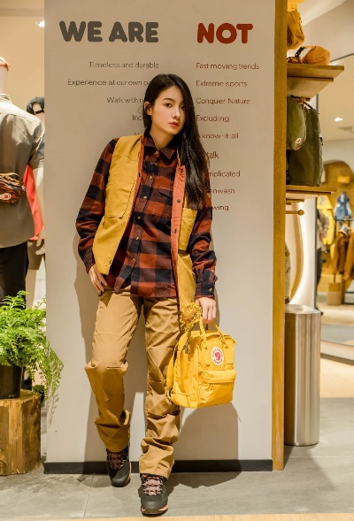 户外品牌女孩的时尚探险